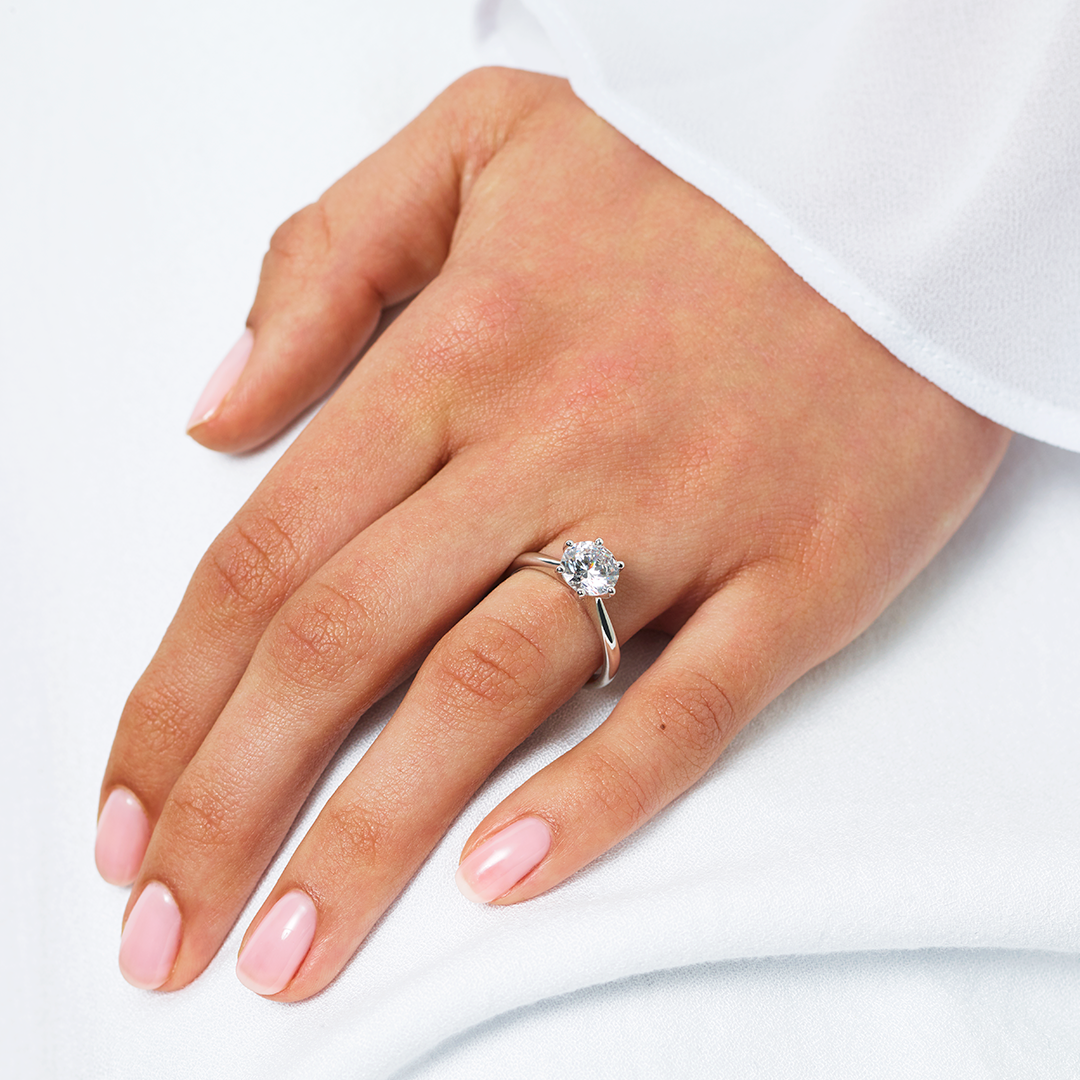 Proposal Ring White On Hand - DOR SQ 1000.png